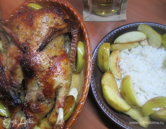 Для Рождественского ужина, собравшись всей семьей за праздничным столом, подаем запеченную уточку с гарниром из отварного риса с яблоками.  