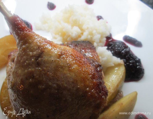 И теперь порционный кусочек со смородиновым соусом (увы, фото разместилось немного обрезанным).
Счастливого Рождества!