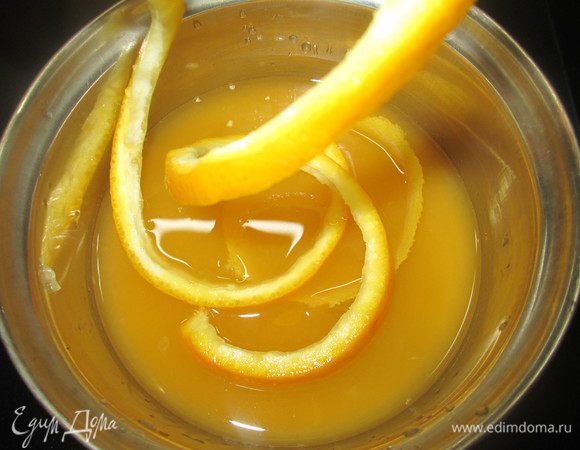 Приготовим 2 порции чая, смешаем с апельсиновым и лимонным соком (заранее его выжмем, а цедру срежем в виде спирали, чтобы удобнее было вынимать). Добавляем цедру и дадим закипеть.