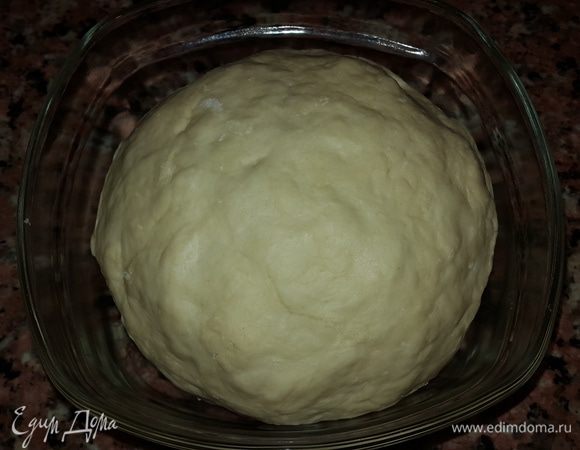 Смешиваем все ингредиенты для теста кроме муки. Муку добавляем постепенно.

Вымесим эластичное тесто, которое не липнет к рукам и к столу.