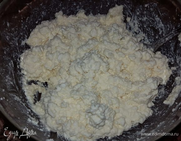 В творог вбиваем яйцо, добавляем сметану, сахар и соль, тщательно перемешиваем.