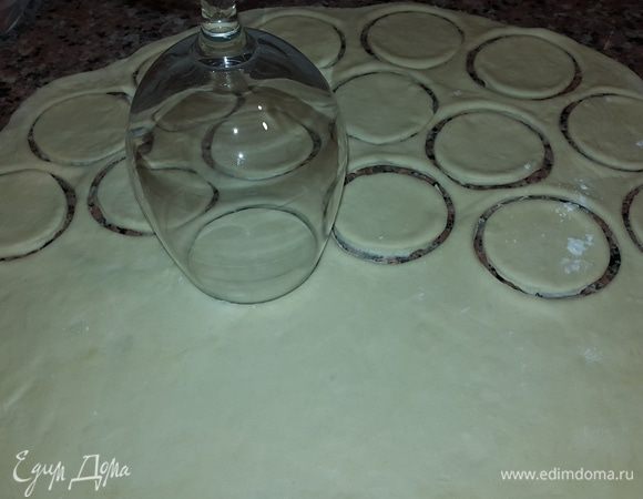 Раскатываем тесто толщиной примерно 2 мм, стаканом вырезаем кружочки и лепим вареники, хорошенько скрепляя края.

Остатки теста снова раскатываем и т. д.