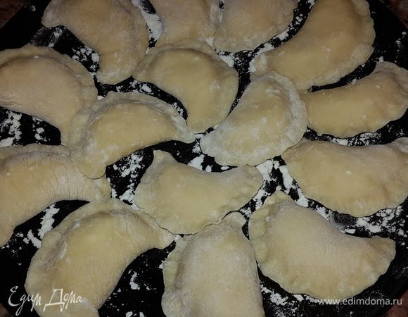 Выкладываем вареники на присыпанную мукой тарелку или разделочную доску.

