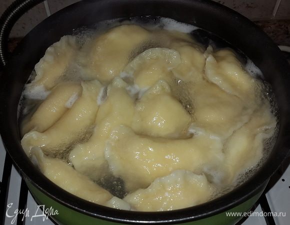 Часть вареников отвариваем сразу, чтобы съесть.

Остальное отправляем в морозилку и, когда они застынут, перекладываем в пакет, чтобы насладиться этой вкуснотой снова.