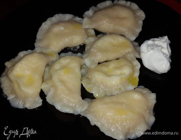 Поливаем растопленным сливочным маслом и подаем со сметаной.

Приятного аппетита!