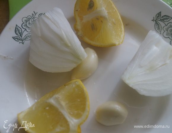 Чистим лук, режем на крупные части, 2 дольки чеснока очищаем, нарезаем лимон.