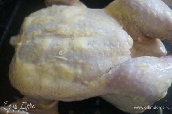 Внутрь курочки кладем подготовленные овощи и лимон, связываем ножки и выкладываем курочку на противень, смазанный маслом. Оставшееся сливочное масло с чесноком растапливаем и щедро смазываем верх курочки, а также ножки и крылышки. Запекаем при температуре 180°C около 1 часа и еще минут 10 при 200°C, чтобы курочка смогла зарумяниться. Советую периодически доставать курочку и смазывать выделившимся соком. Также к курочке можно добавить любые овощи и запечь вместе с ней.