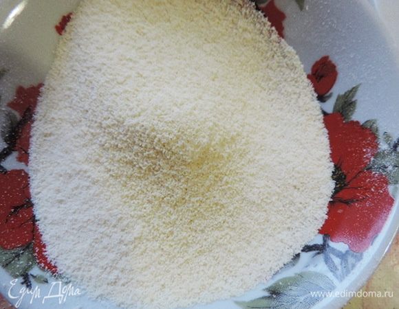 Первым делом нужно приготовить миндальный бисквит. Муку, сахарную пудру и миндальную муку смешать и просеять трижды.