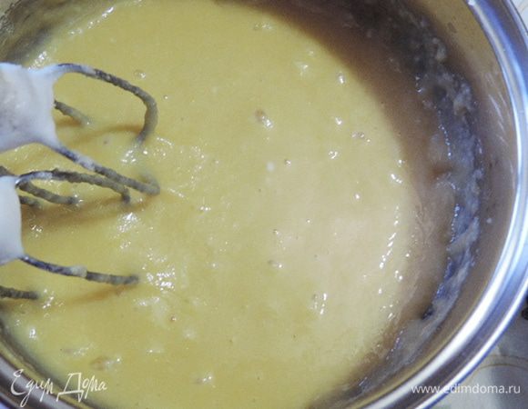 В миску разбить яйца, добавить просеянную сухую смесь и растительное масло. Начать взбивать на высокой скорости. Масса сначала получается густая и вязкая.