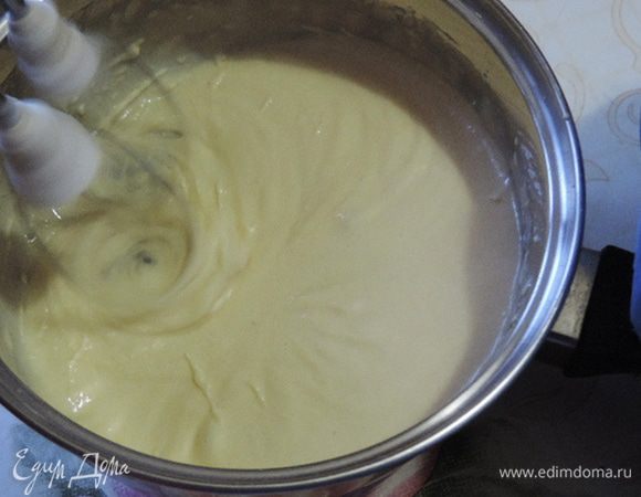 Взбивать 6-8 минут. Масса посветлеет, сильно увеличится в объеме и станет воздушной.
