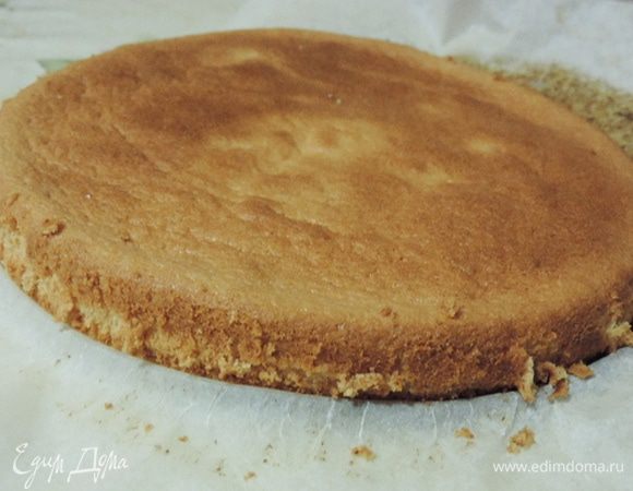 Выпекать бисквит в форме 22 см (дно застелить бумагой). Духовку заранее разогреть до 220°C. Выпекать бисквит 12-15 минут. Он должен хорошо подрумяниться, а серединка слегка пружинить при нажатии.