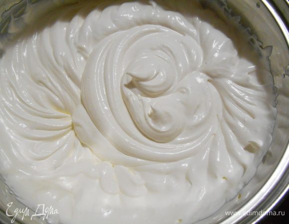 Охлажденные сливки взбить до устойчивых пиков. Я рекомендую взбить сразу все сливки (500 г) и убрать в холодильник, а затем добавлять в муссы необходимое количество.