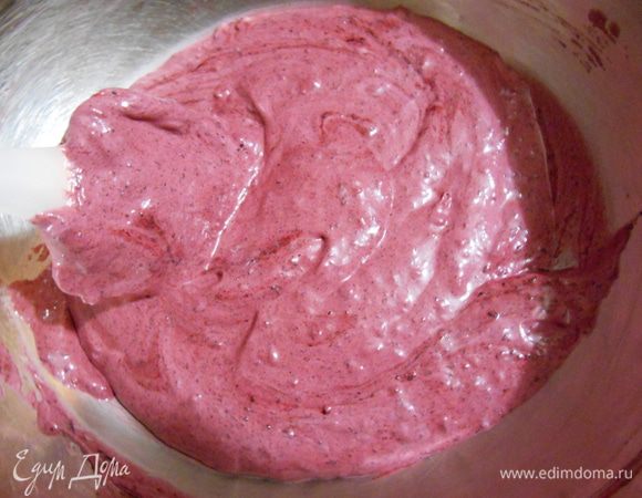 Пока бисквит выпекается и остывает, начнем готовить муссы. Чернику нужно предварительно разморозить. Ягоды пюрировать блендером или протереть через сито. В полученное пюре добавить сахар и заранее замоченный в двух столовых ложках воды желатин. Прогреть на среднем огне, постоянно помешивая. Нужно добиться полного растворения сахара и желатина, но ни в коем случае не дать смеси закипеть! Дать остыть до комнатной температуры и осторожно подмешать 130 г взбитых сливок.