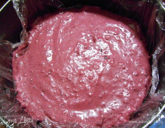 Выложить мусс в форму 18 см, выстеленную пищевой пленкой. Убрать мусс в морозилку до его полного застывания. Для облегчения дальнейшей работы его даже можно немного подморозить.
