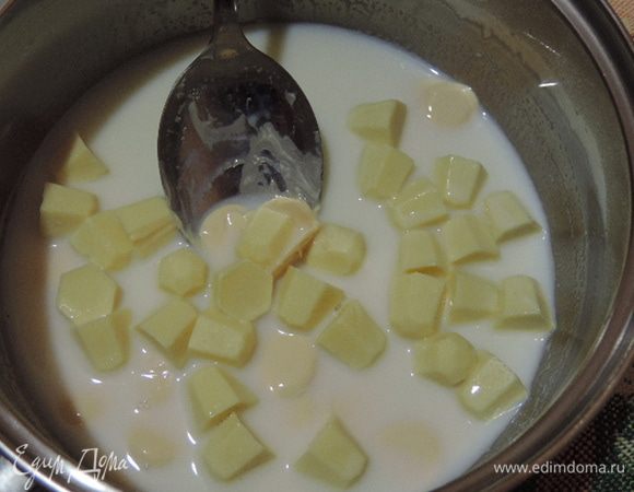 Для мусса с белым шоколадом молоко смешать с глюкозой (если у вас ее нет, просто увеличьте на 1-2 г количество желатина) и довести до кипения. Сразу высыпать в горячее молоко белый шоколад (плиточный поломать на кусочки) и заранее замоченный в столовой ложке холодной воды желатин.