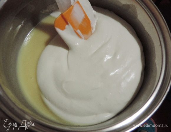 Перемешать до полного растворения шоколада и желатина, дать остыть до комнатной температуры и осторожно подмешать 150 г взбитых сливок.