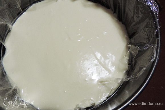 1/3 часть мусса выложить в форму 20 см, выстеленную пищевой пленкой, убрать в морозилку до застывания (примерно 15-20 минут).