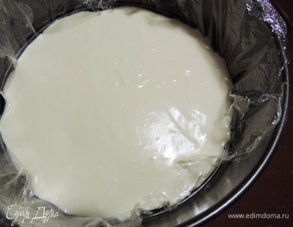 1/3 часть мусса выложить в форму 20 см, выстеленную пищевой пленкой, убрать в морозилку до застывания (примерно 15-20 минут).