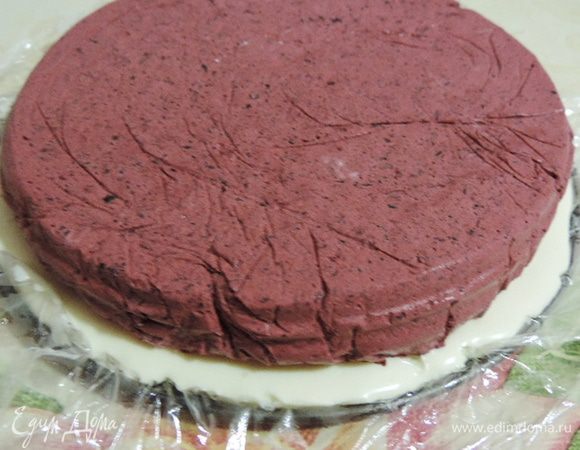 Когда затвердел белый мусс, снять бортик с формы. Сверху очень осторожно, по центру выложить застывший черничный мусс. Вернуть бортик на место и вылить оставшийся белый мусс. Убрать форму в морозилку, пока и он полностью не застынет.