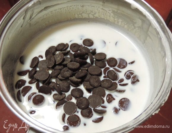 Приготовим мусс с черным шоколадом. Молоко нагреть до кипения. Сразу высыпать в него шоколад (плиточный поломать на кусочки) и заранее замоченный в столовой ложке холодной воды желатин.