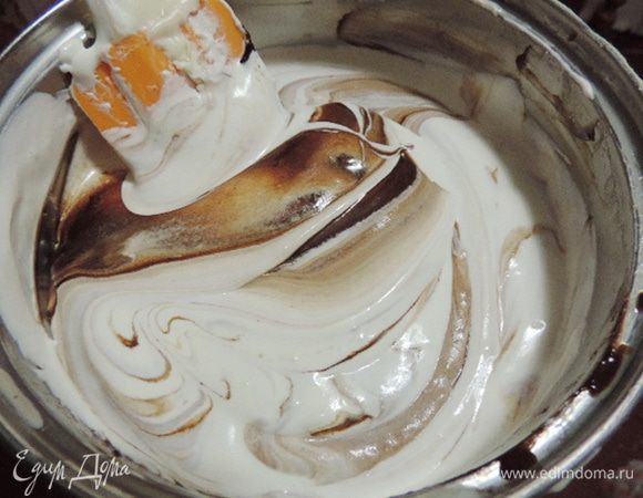 Перемешать до полного растворения шоколада и желатина, дать остыть до комнатной температуры и осторожно подмешать оставшиеся взбитые сливки.