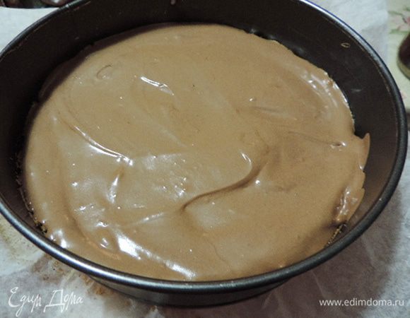 На бисквит вылить 1/3 часть шоколадного мусса. Убрать форму в морозилку до его полного застывания. 
Когда мусс застынет, снять бортик формы. Сверху очень осторожно, по центру выложить заготовку из застывших шоколадного и черничного муссов (я забыла сфотографировать этот момент). Вернуть бортик на место и вылить оставшийся шоколадный мусс. Убрать форму в морозилку, пока и он полностью не застынет.
