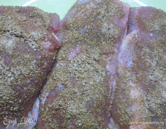 Мясо натереть смесью перцев с солью. Часть мандаринов (3-4 шт.), не очищая, нарезать кружками. Из остальных отжать сок.