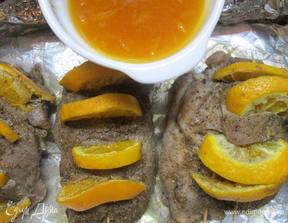 Мясо уложить в форму для запекания на лист фольги, неплотно завернуть. Запекать при 200°С минут 50. Пока запекается индейка, сок мандаринов перемешать с медом. Полить филе соком и запекать еще 15 минут.