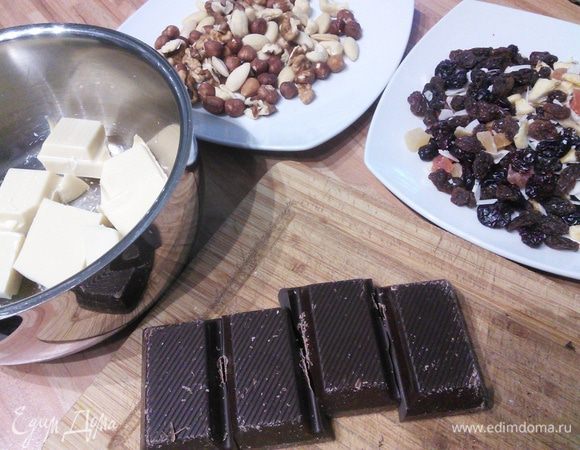 Орехи смешанные любые, какие есть в наличии, очистить, порезать, но не мелко. Сухофрукты тоже любые, также порезать на кусочки. 