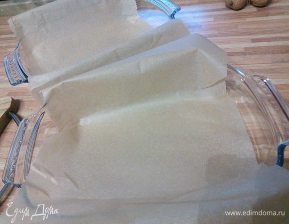 Две одинаковые небольшие формы застелить пергаментной бумагой. Шоколад растопить отдельно в разных сотейниках любым удобным для вас способом. Можно на водяной бане или в микроволновке или на плите на маленьком огне. Далее отставить шоколад в сторону, чтобы он остыл и нагреть заново. Таким образом шоколад получит свой глянец. 