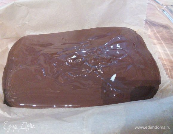 Разлить шоколад по формам.