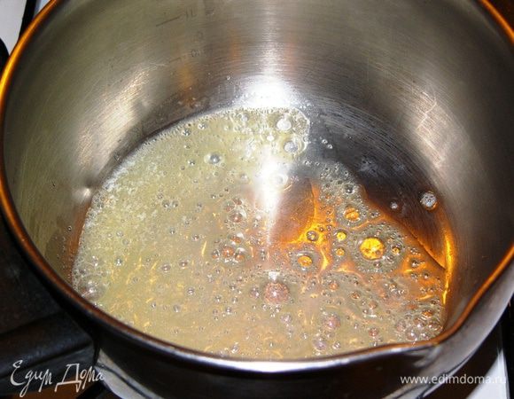 В кастрюле, где будет вариться суп, распустить сливочное масло. 