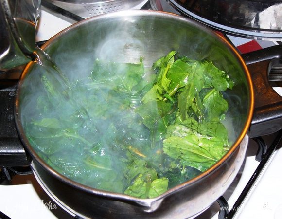 Добавить в кастрюлю примерно 5 стаканов воды (у меня 200 г).