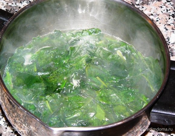 Поварить шпинат 2 минуты. Он буквально сразу готов. 