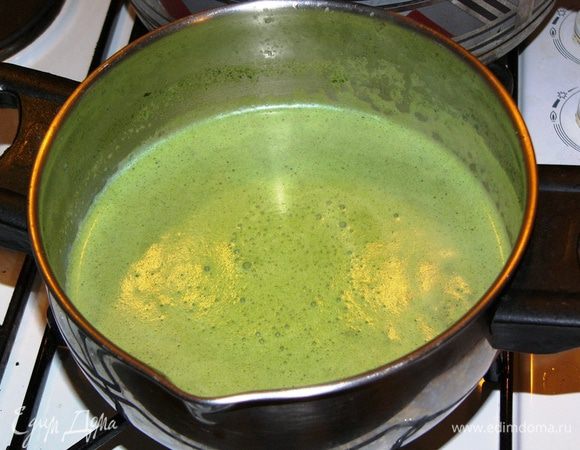 Измельчить шпинат в пюре. Я использую погружной блендер. 