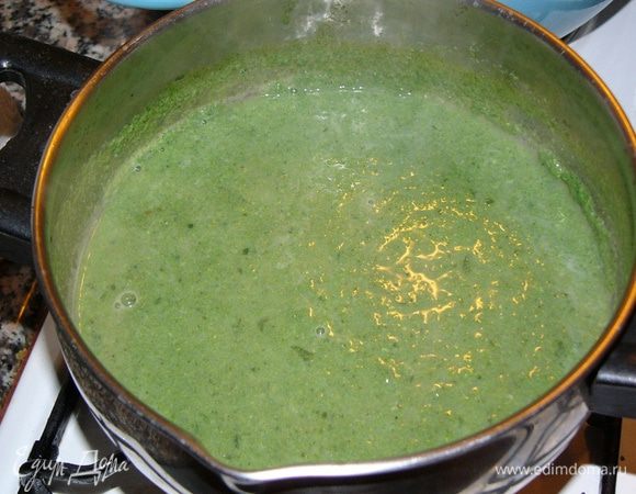 Довести суп до кипения. Станет заметно, как он вдруг загустеет. Добавить соль, черный перец. По желанию добавить сливки и еще раз прогреть. 