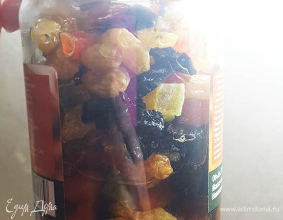 Изюм, цукаты, чернослив и курагу замочить в коньяке (можно использовать ром или бренди), оставить на несколько часов, а лучше на ночь. 