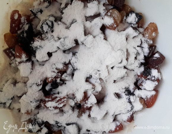 Сухофрукты отжать и смешать с мукой.