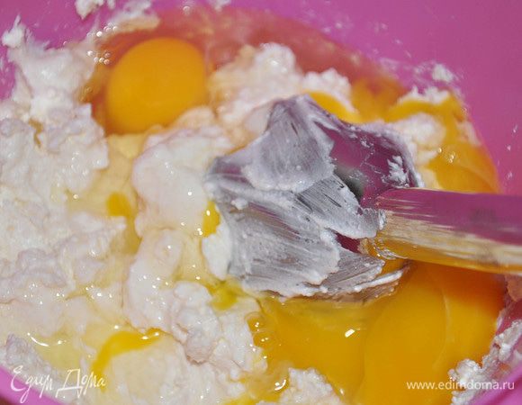 Смешать блендером творог и сахар. По одному добавить 4 яйца, каждый раз, хорошо перемешивая массу блендером.