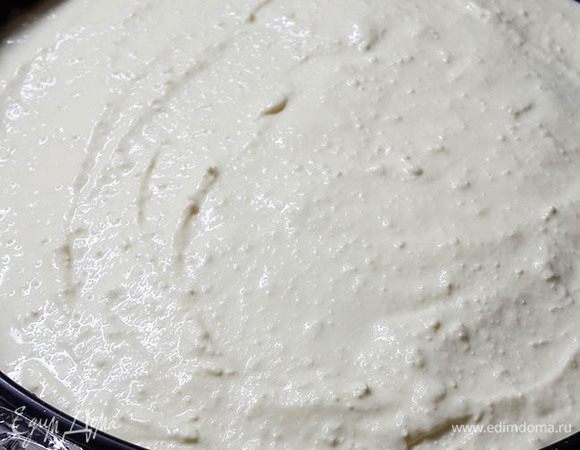 Сверху залить оставшейся половиной белого крема. Выпекать на водяной бане. Для этого в большой глубокий противень нужно налить кипяток. 
В противень с кипятком поставить форму с пирогом (вода в нижнем противне должна доходить примерно до середины формы с пирогом). 
Выпекать ~1 час при температуре ~170°C. Если ваша форма разъемная, то надо обернуть ее фольгой (как у меня на фото), чтоб вода не затекла в форму.