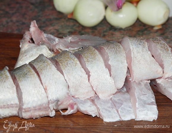 Чистим судачка, срезаем все плавники и нарезаем на куски толщиной приблизительно 1.5 см.