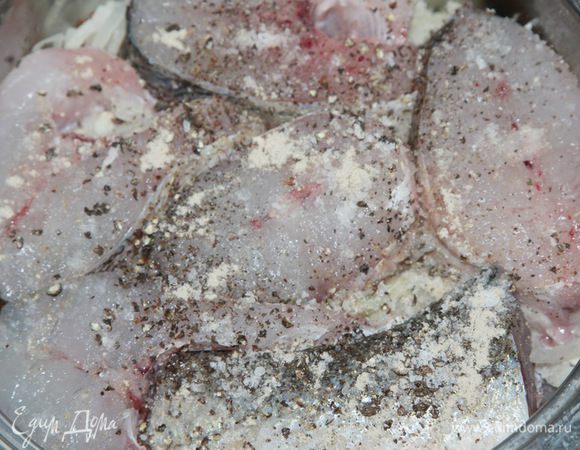 Сверху плотно укладываем слой рыбы, солим, перчим.