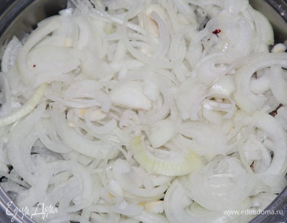 Затем слой лука, нарезанного полукольцами. Щедро так, как для себя.