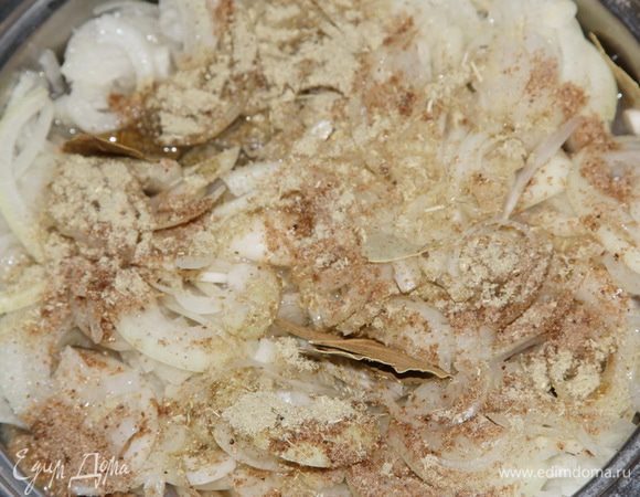 Затем снова слой рыбы — солим, перчим, и слой лука. Сверху солим, перчим и добавляем лавровый лист.