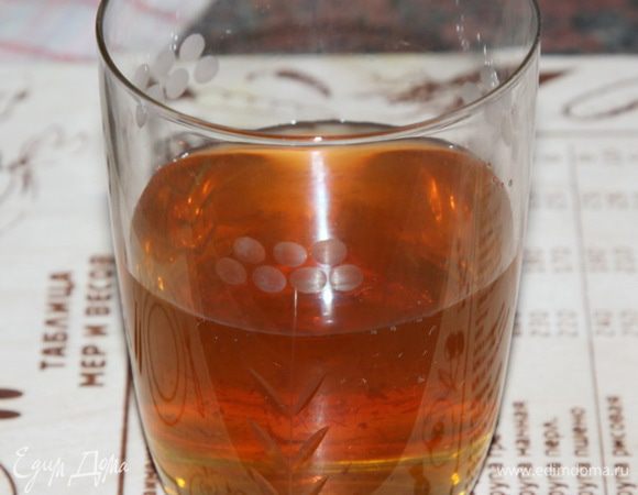 125 мл сухого белого вина выливаем в кастрюльку с рыбой. Ставим на огонь и доводим до кипения. Как только закипит, переставляем на самую маленькую комфорку, желательно еще и рассекатель огня поставить, накрываем крышкой и забываем о нашей рыбе до конца готовки. Следим только, чтобы она не кипела и не булькала. Должно быть очень легкое шевеление и все. Время готовки зависит от того, какого качества рыбу вы хотите получить, хотите ковыряться в косточках, или нет. В этот раз я готовила 8 часов, иногда готовлю меньше по времени. Когда как, но результат...! Кстати, шелуха тоже идет в еду: она становится мягкой. Но это уже, как захотите.