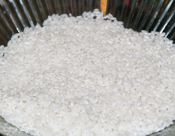 Рис очень хорошо промываем, заливаем теплой водой и оставляем в покое на 2 часа. Затем воду хорошо сливаем.