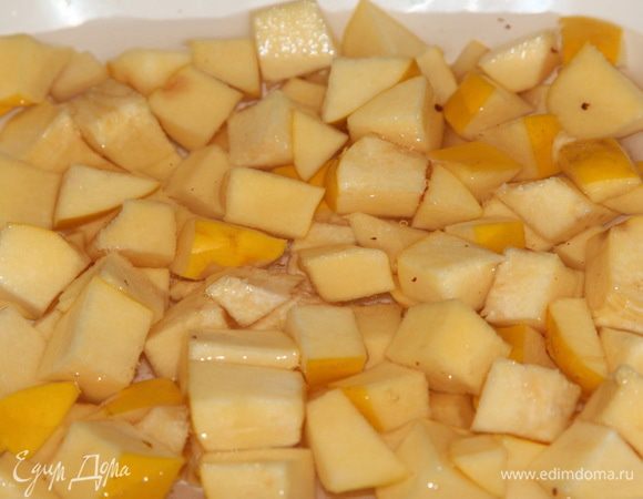 Айву нарезаем кубиком и дополнительно нарезаем на тонкие лепестки — штук 8. Заливаем теплой водой.