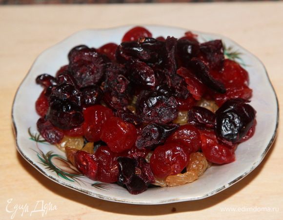 Изюм, вишню, клюкву моем, просушиваем бумажным полотенцем.