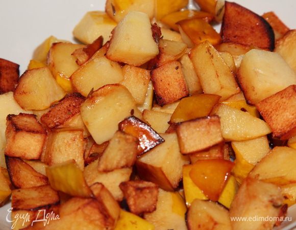 Выбираем айву в тарелку.