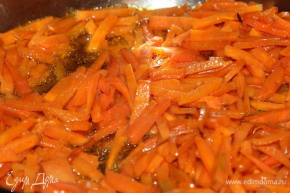 Отправляем в масло морковь, помешивая, поджариваем, чтобы морковь пустила цвет.